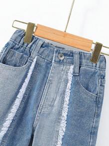 Kleine Mädchen Kontrast Y2K Straßen-urbande elastische Taille Jeans mit flachen Taschen und weiten Beinen. Tägliche OOTD Outfits für Mädchen.