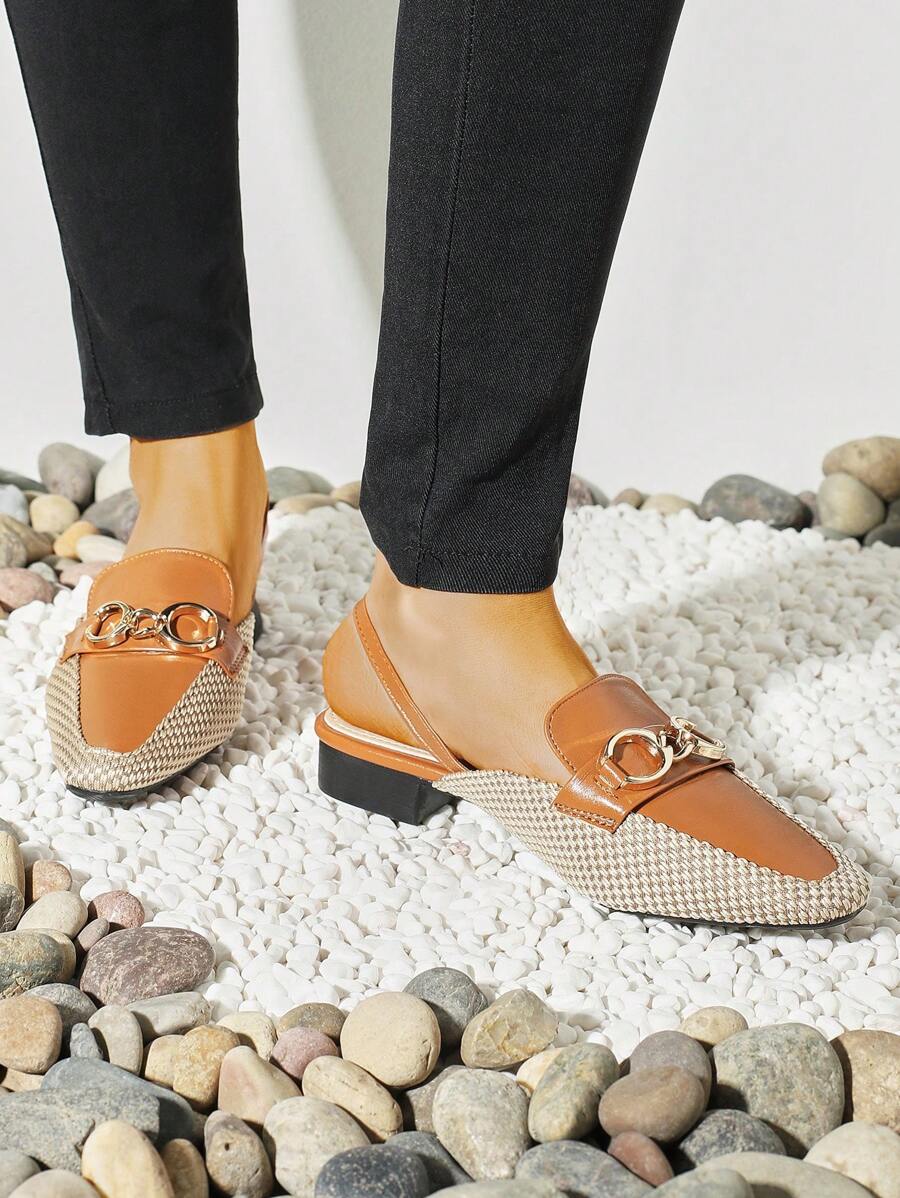Zapatos planos de color metálico decorado sin cordones con trasero con tira
