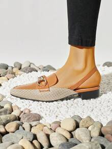 Zapatos planos de color metálico decorado sin cordones con trasero con tira