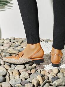 Zapatos planos de color metálico decorado sin cordones con trasero con tira