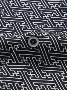 Manfinity Homme 男士滿版印花前排扣襯衫 - 黑色 - 查看 5