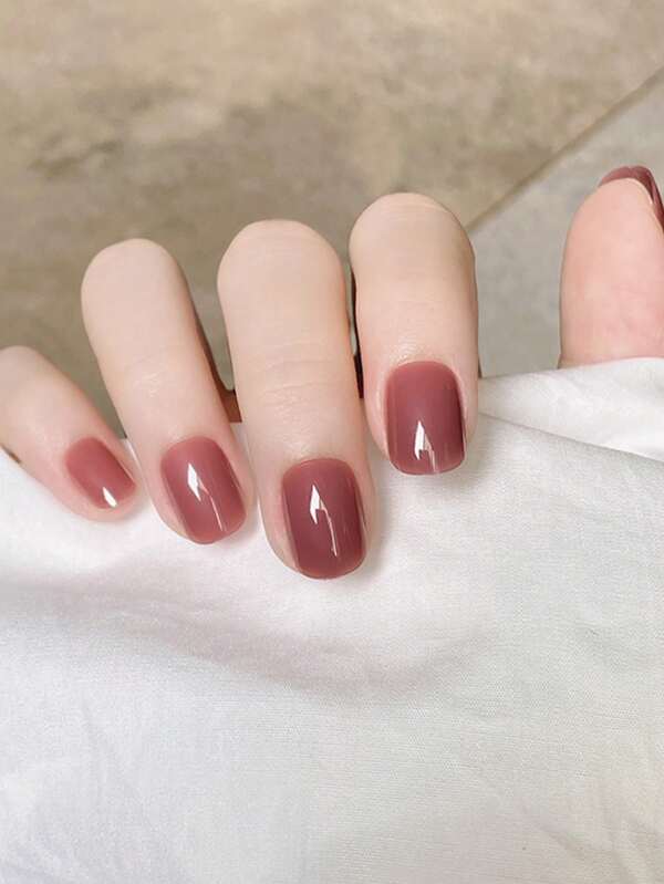Werten Sie Ihren Look sofort auf mit dem 24 Stücke-teiligen Set mit kurzen, ovalen und vollständig abdeckenden künstlichen Nägeln im Erdbeer-Rose-Design. Aufdrücknägel. Nagelzubehör