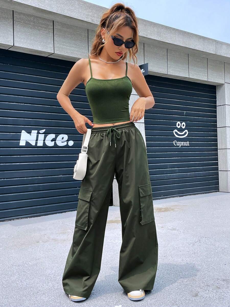 SHEIN EZwear 素色吊帶上衣和翻蓋口袋腰部抽繩工裝褲 - 軍綠色 - 查看 1