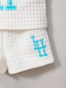 男嬰字母圖案背心上衣和短褲