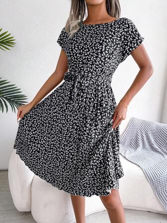 碎花繫腰帶連衣裙