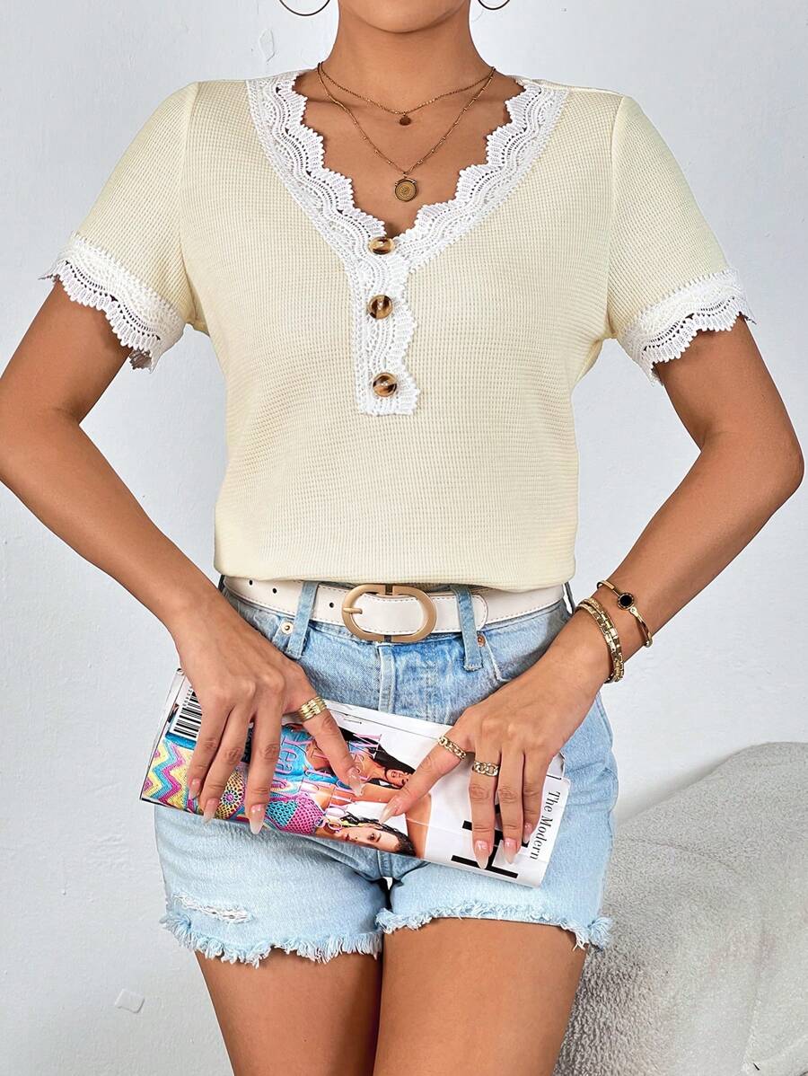 SHEIN Privé Camiseta con encaje en contraste con botón delantero