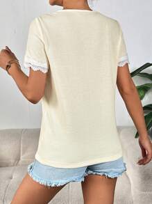 SHEIN Privé Camiseta con encaje en contraste con botón delantero
