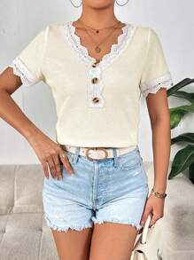 SHEIN Privé Camiseta con encaje en contraste con botón delantero