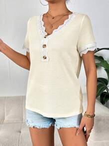 SHEIN Privé Camiseta con encaje en contraste con botón delantero