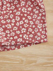 SHEIN Top Schiffy Con Hombros Descubiertos Y Bordes De Ensalada En Contraste Con Shorts De Estampado Floral Para Niña Adolescente