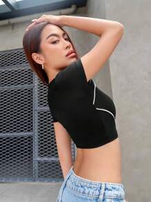 SHEIN ICON Camiseta crop con diseño de parche de letra ribete en contraste - Negro - Ver 2