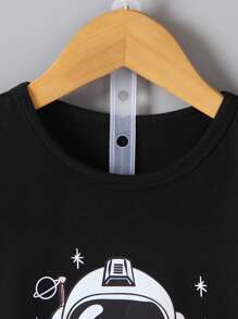 SHEIN 男童2入組夏季套裝,太空人印花t恤和短褲套裝