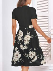 Vestido con estampado floral con bolsillo oculto - Negro - Ver 2