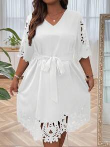 SHEIN Clasi Đầm Plus Size Thắt lưng Cắt ra Sò điệp màu trơn Giải trí - trắng - Xem 5