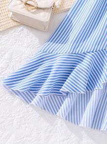 SHEIN Tween Girl 条纹不对称领口荷叶边裹身下摆连衣裙，适合度假、夏季、旅行 - 藍白色 - 查看 5