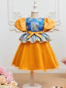 SHEIN 小女童1入組印花泡泡袖腰帶花邊下擺上衣和1入組網紗覆蓋半身裙 - 彩色 - 查看 1