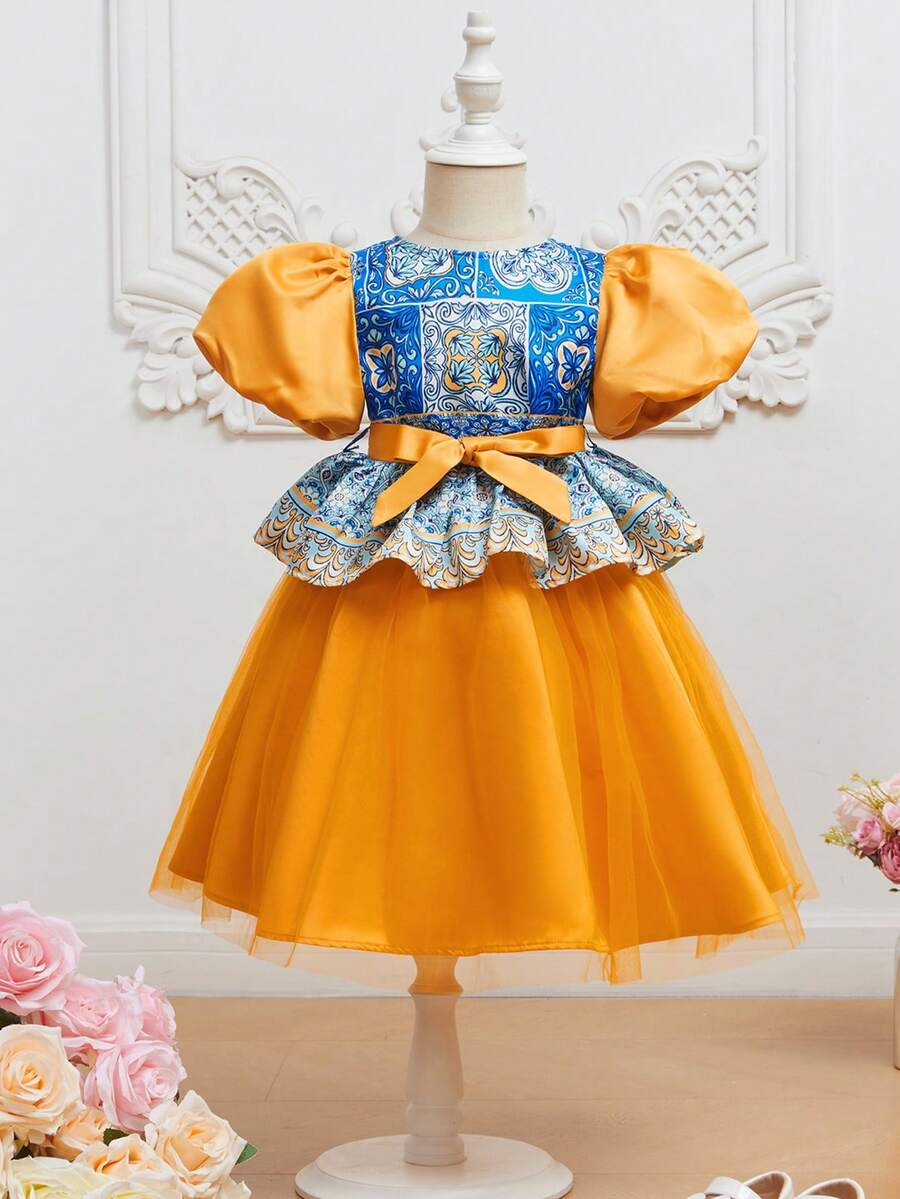 SHEIN 小女童1入組印花泡泡袖腰帶花邊下擺上衣和1入組網紗覆蓋半身裙 - 彩色 - 查看 1