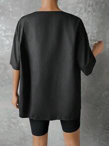 SHEIN Unity Camisa con estampado de letra de hombros caídos con botón delantero - Negro - Ver 2