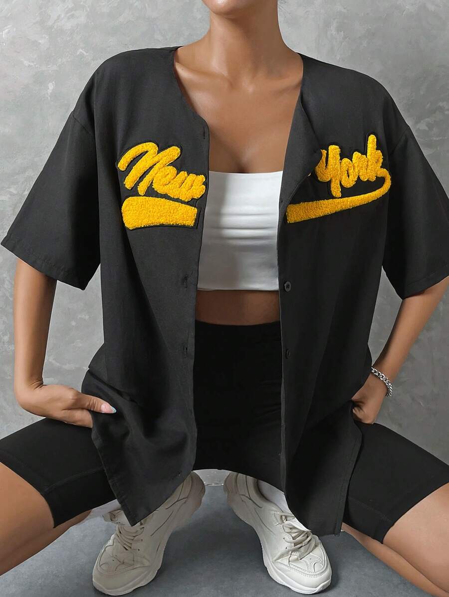 SHEIN Unity Camisa con estampado de letra de hombros caídos con botón delantero - Negro - Ver 1