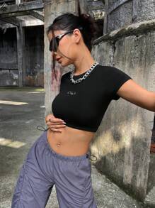 SHEIN ICON Camiseta crop con parche de letra - Negro - Ver 5