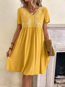 EMERY ROSE Vestido corto plisado sencillo con mangas cortas y bordado floral para mujeres