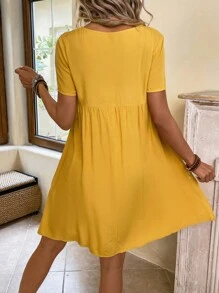 EMERY ROSE Vestido corto plisado sencillo con mangas cortas y bordado floral para mujeres
