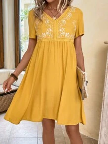 EMERY ROSE Vestido corto plisado sencillo con mangas cortas y bordado floral para mujeres