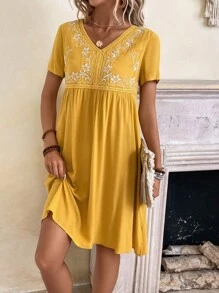 EMERY ROSE Vestido corto plisado sencillo con mangas cortas y bordado floral para mujeres