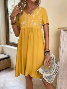 EMERY ROSE Vestido corto plisado sencillo con mangas cortas y bordado floral para mujeres