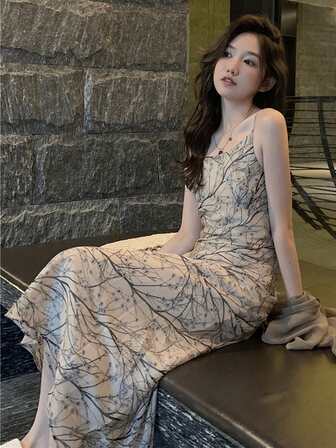 滿版印花吊帶連衣裙