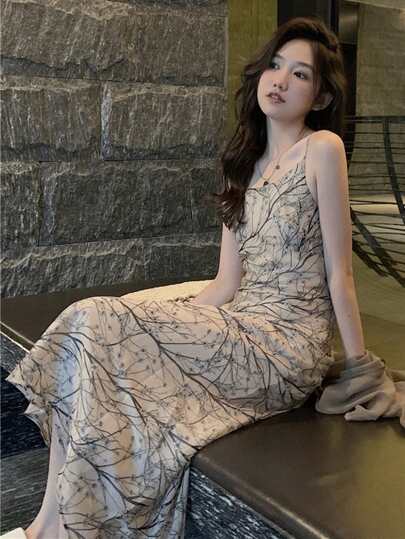 滿版印花吊帶連衣裙