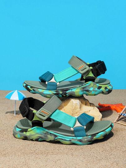 1 双儿童男童夏季双带迷彩运动沙滩凉鞋，双层可调节钩环扣，防滑耐磨鞋底，日常穿着方便