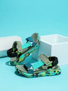 1 双儿童男童夏季双带迷彩运动沙滩凉鞋，双层可调节钩环扣，防滑耐磨鞋底，日常穿着方便