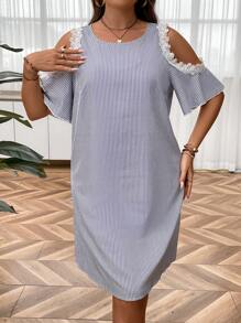 SHEIN LUNE Plus Striped Print Cold Shoulder Guipure Lace Trim Dress - Blue and White - View 3