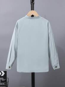 SHEIN Phong cách đường phố thể thao giản dị dành cho các chàng trai tuổi Tween Áo sơ mi cài khuy dáng rộng có chi tiết chữ cái và cổ đứng màu xanh lam, mùa xuân và mùa hè - Màu xanh Bạc hà - Xem 2