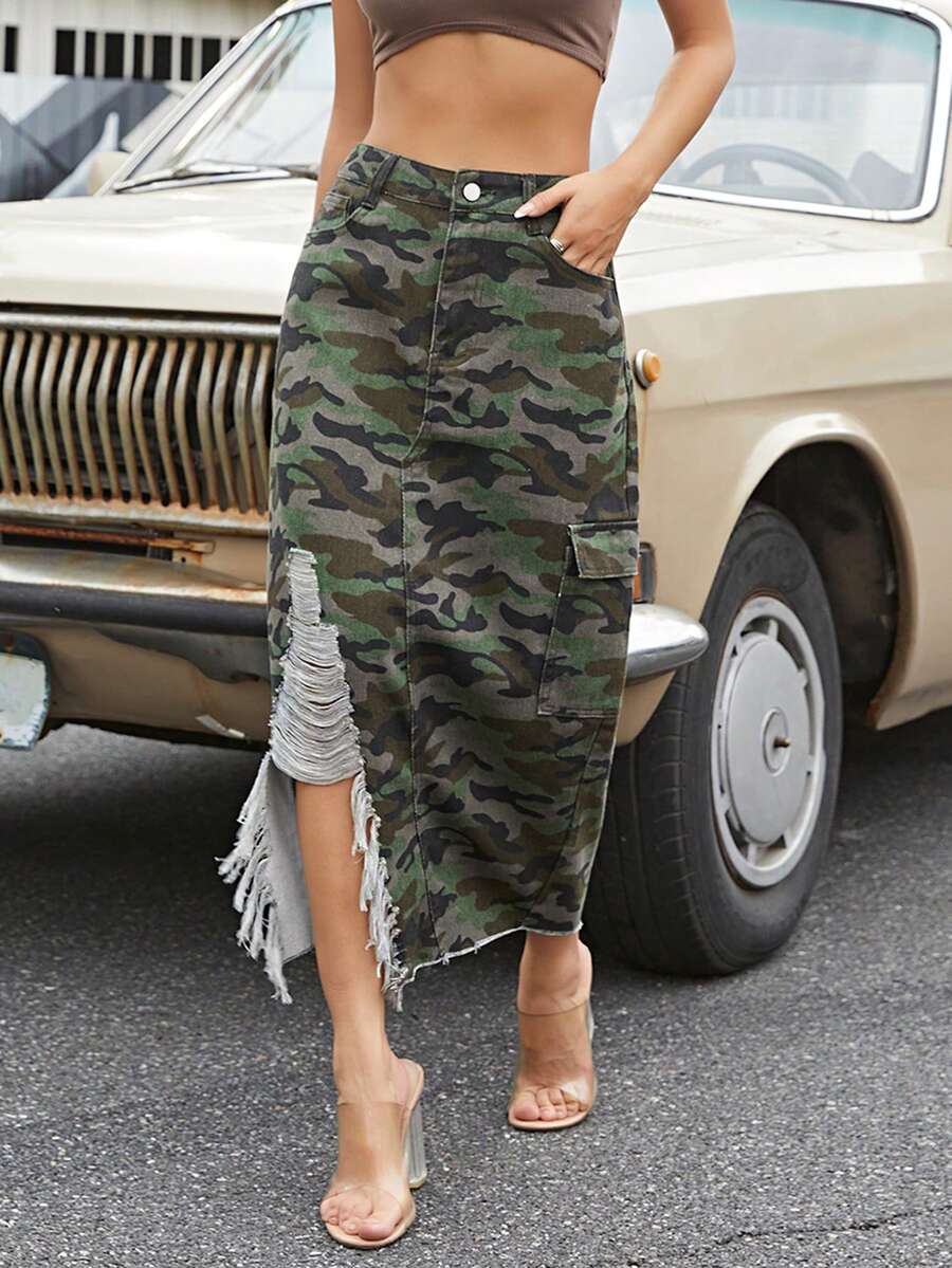 Falda con estampado de camuflaje y  borde desgarrado sin rematar - Verde - Ver 1