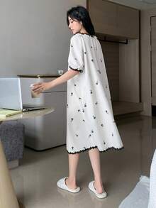 DAZY 印花蕾絲邊前繫帶泡泡袖連衣裙 - 白色 - 查看 2