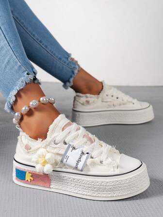 女式花朵裝飾前繫帶帆布鞋，運動型戶外運動鞋