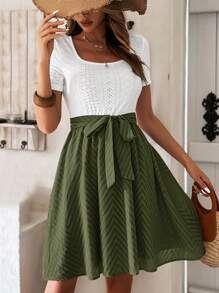 SHEIN LUNE 雙色網眼刺繡繫腰帶洋裝 - 軍綠色 - 查看 1