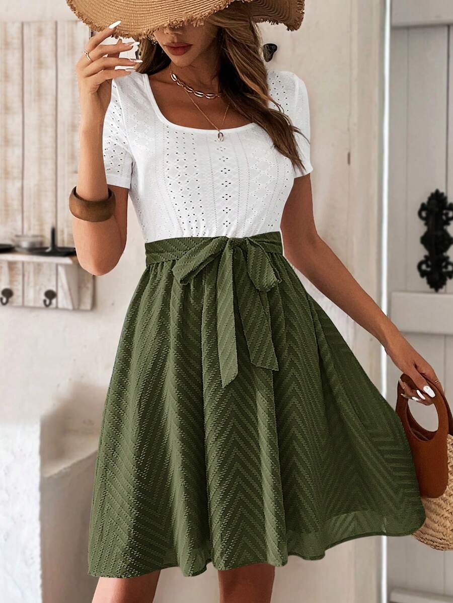 SHEIN LUNE 雙色網眼刺繡繫腰帶洋裝 - 軍綠色 - 查看 1