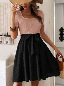 SHEIN LUNE 雙色網眼刺繡繫腰帶連衣裙 - 黑色 - 查看 1