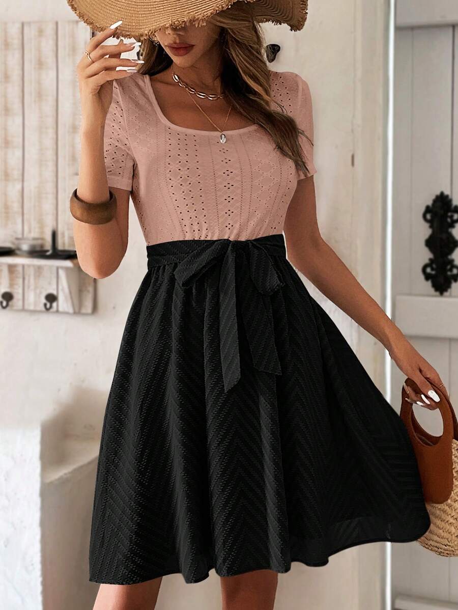 SHEIN LUNE 雙色網眼刺繡繫腰帶連衣裙 - 黑色 - 查看 1