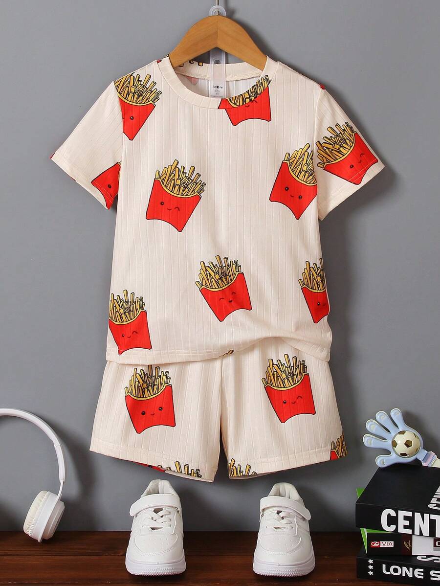 SHEIN 2入組/套男童夏季套裝帶T恤和短褲套裝，可愛炸薯條印花休閒服裝