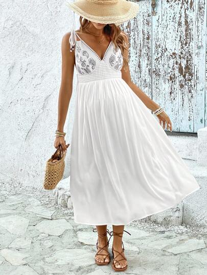 SHEIN Maternidad Vestido de tirantes con bordado floral de hombros con cordón