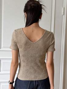 DAZY 素色V領T恤 - 卡其色 - 查看 2