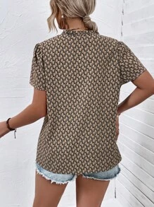 SHEIN Clasi 大碼滿版印花缺口領襯衫 - 卡其色 - 查看 2