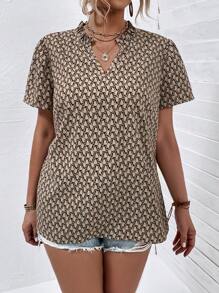 SHEIN Clasi 大碼滿版印花缺口領襯衫 - 卡其色 - 查看 5