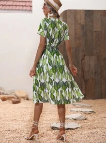 SHEIN VCAY 熱帶圖案交疊領A字洋裝 - 綠色 - 查看 2