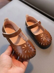 One Pair Of Brown Retro Hollow Out Flat Shoes For Girls, Fashionable, Versatile, Lightweight And Breathable