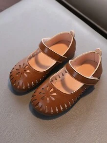 One Pair Of Brown Retro Hollow Out Flat Shoes For Girls, Fashionable, Versatile, Lightweight And Breathable